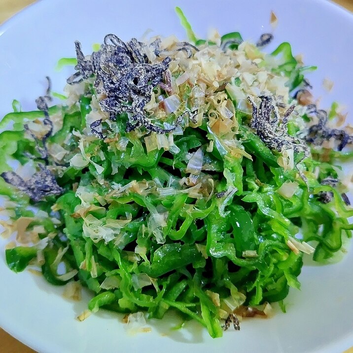 ピーマン熱々ゴマ油かけ、塩昆布と鰹節のせ